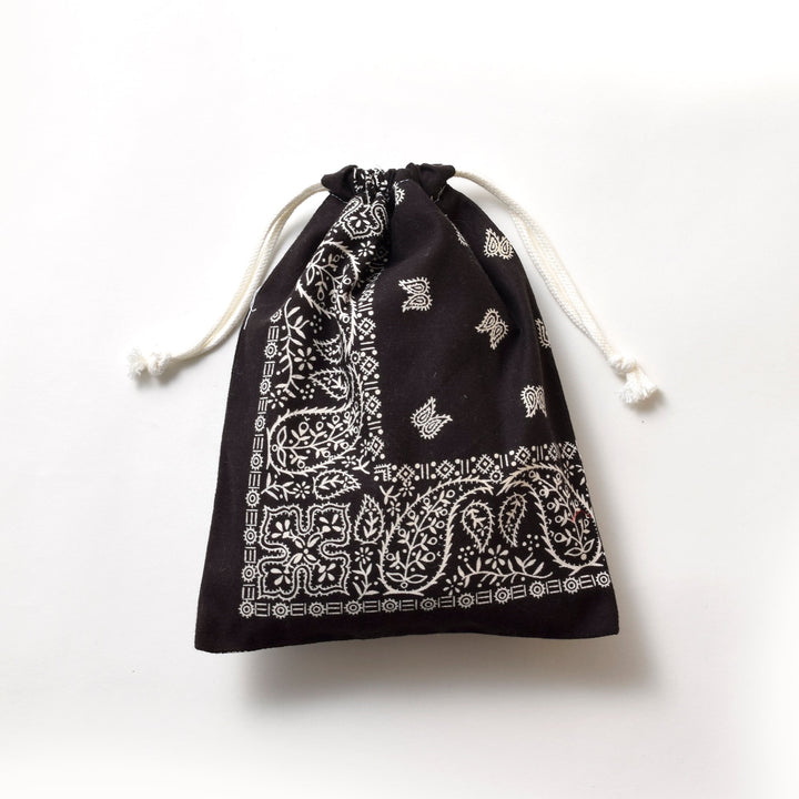 ヴィンテージバンダナ 巾着ポーチ Lサイズ（黒） / MINT Upcycled