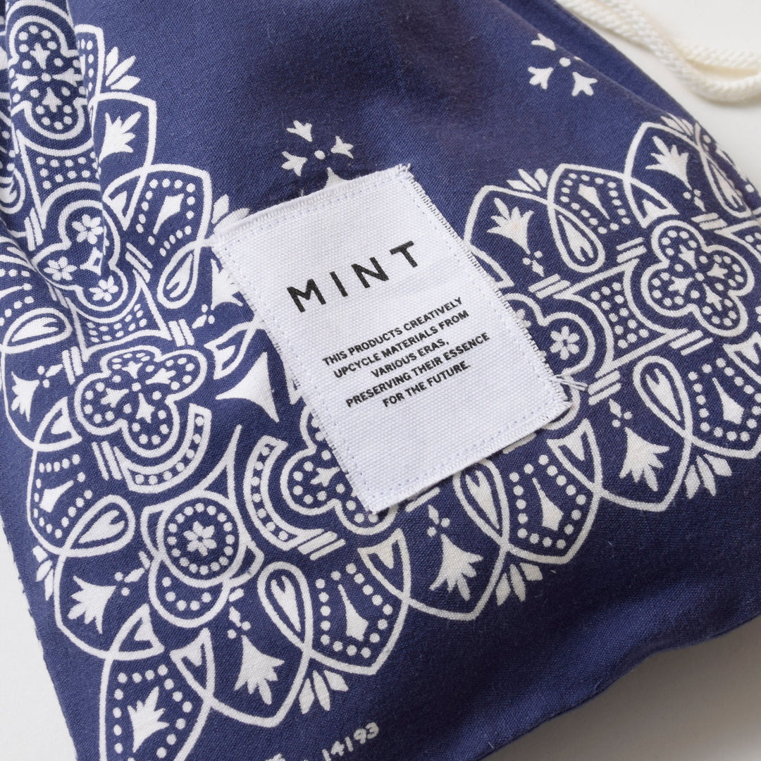ヴィンテージバンダナ 巾着ポーチ Lサイズ（ネイビー） / MINT Upcycled