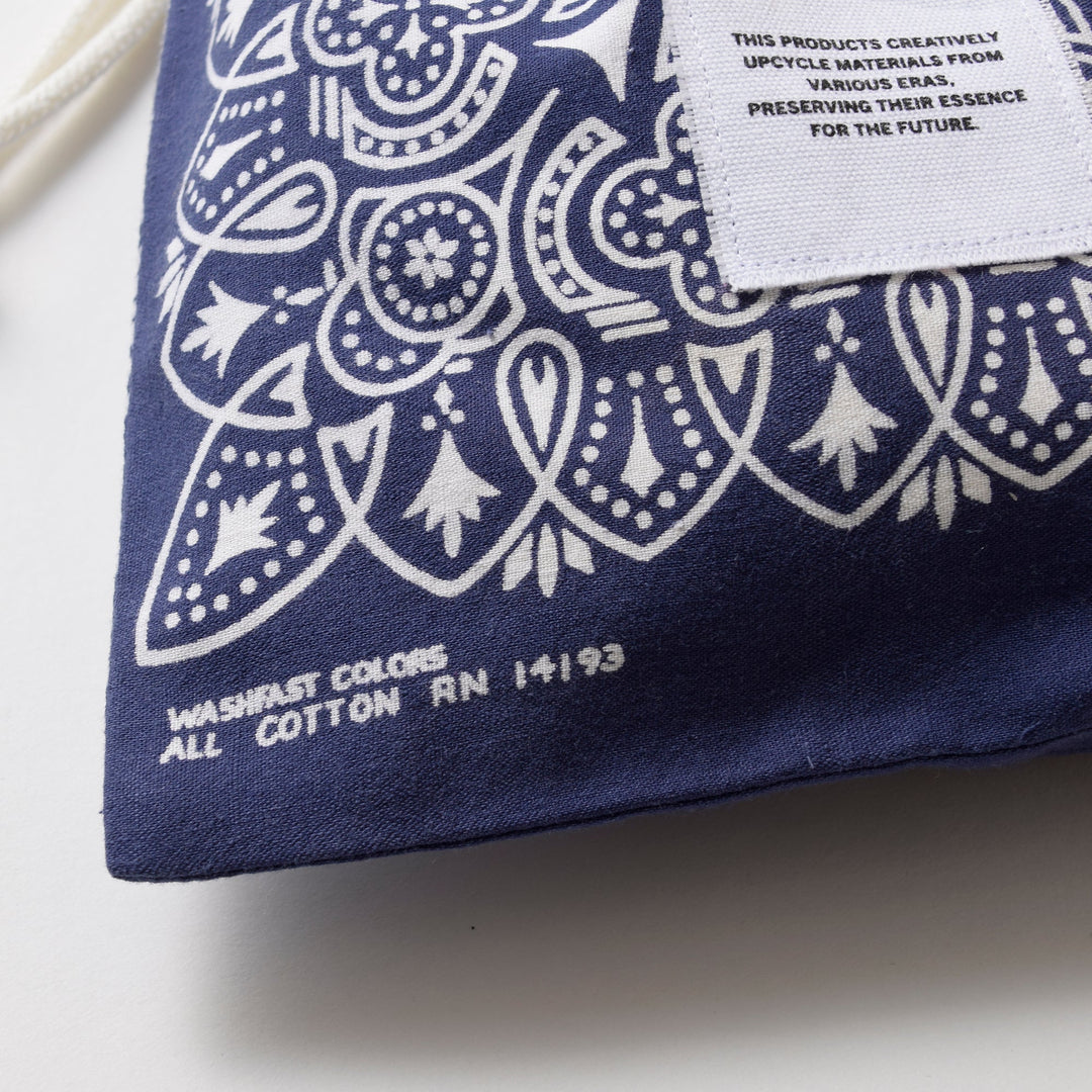 ヴィンテージバンダナ 巾着ポーチ Lサイズ（ネイビー） / MINT Upcycled