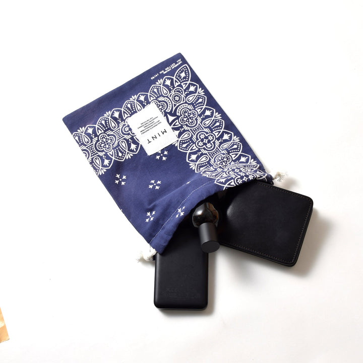 ヴィンテージバンダナ 巾着ポーチ Lサイズ（ネイビー） / MINT Upcycled