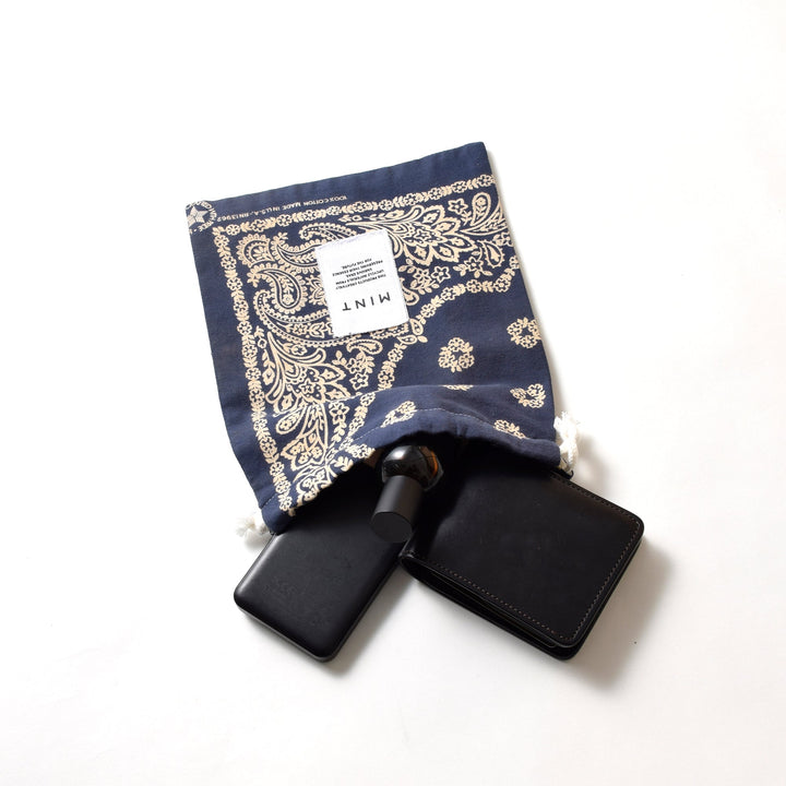 ヴィンテージバンダナ 巾着ポーチ Lサイズ（ネイビー） / MINT Upcycled