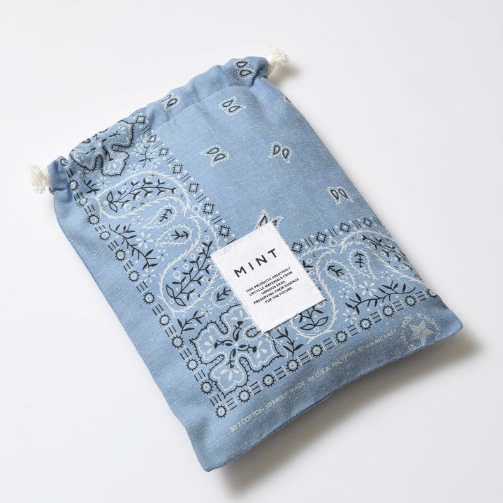ヴィンテージバンダナ 巾着ポーチ Lサイズ（水色） / MINT Upcycled