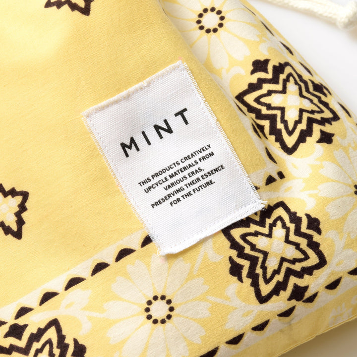 ヴィンテージバンダナ 巾着ポーチ Lサイズ（赤） / MINT Upcycled