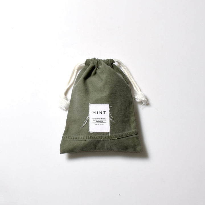 ミリタリー巾着ポーチ｜オリーブのヴィンテージ生地とロゴフロントラベル