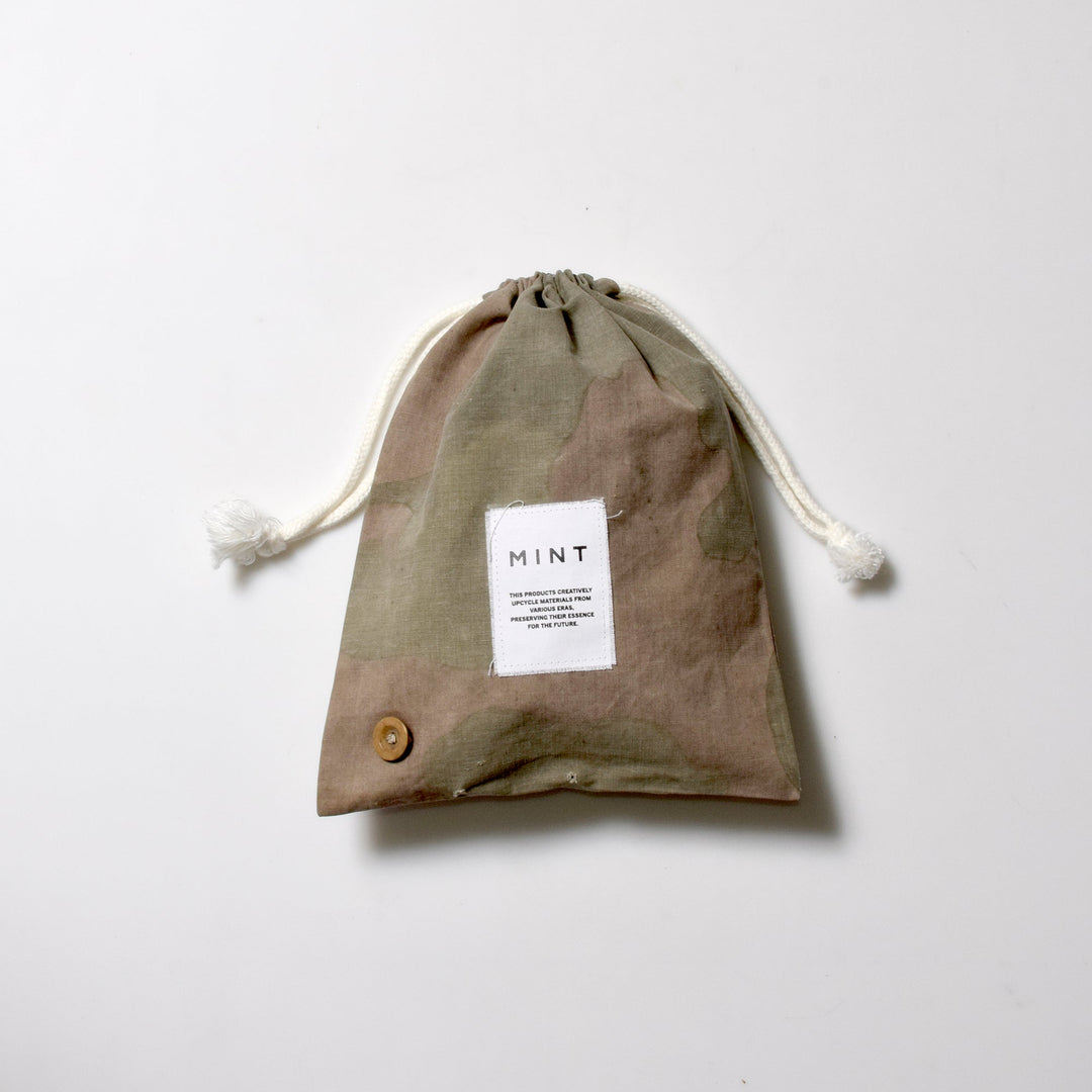 ミリタリー巾着ポーチ｜オリーブのヴィンテージ生地とロゴフロントラベル