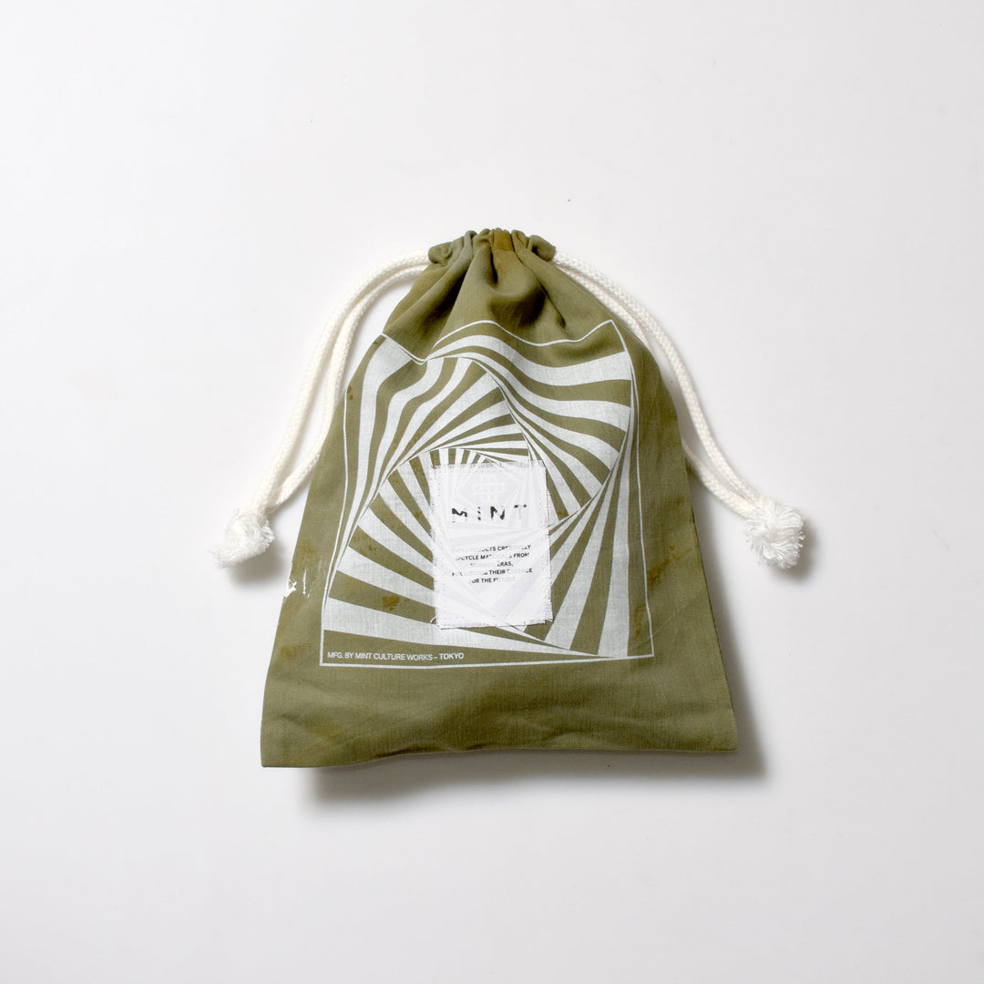 ミリタリー巾着ポーチ｜オリーブのヴィンテージ生地とロゴフロントラベル