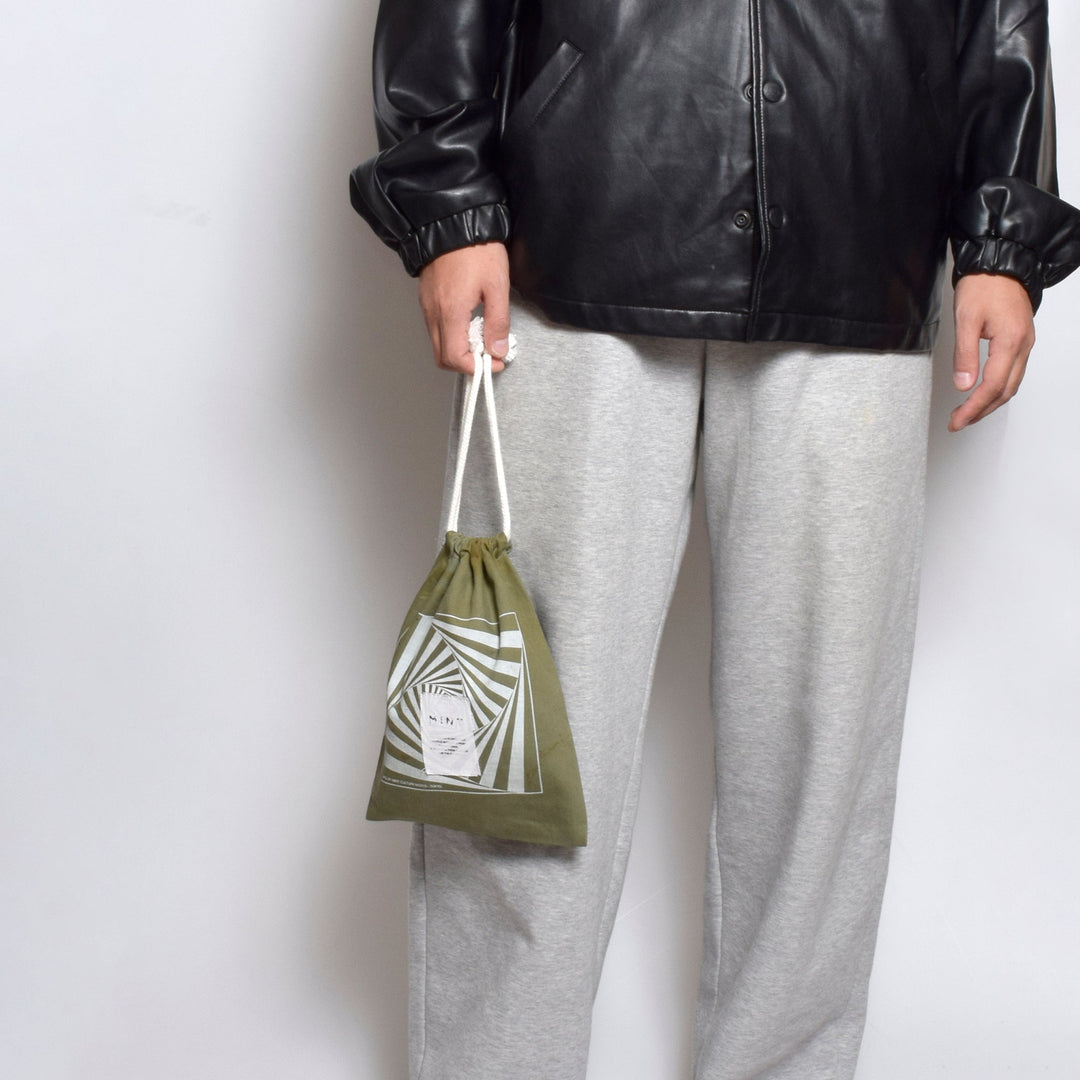 【白】グラフィックプリント ミリタリー / 巾着ポーチ / MINT Upcycled