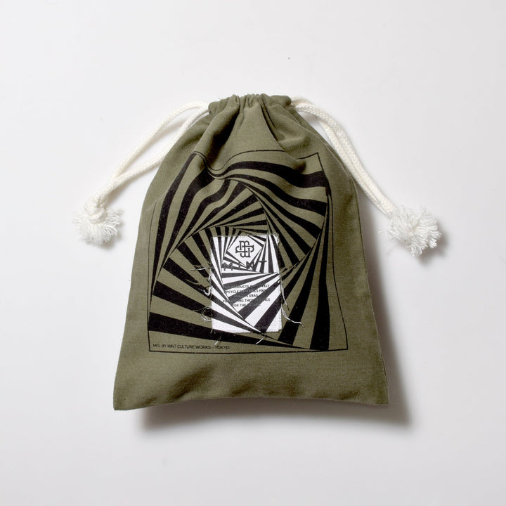 ミリタリー巾着ポーチ｜オリーブのヴィンテージ生地とロゴフロントラベル