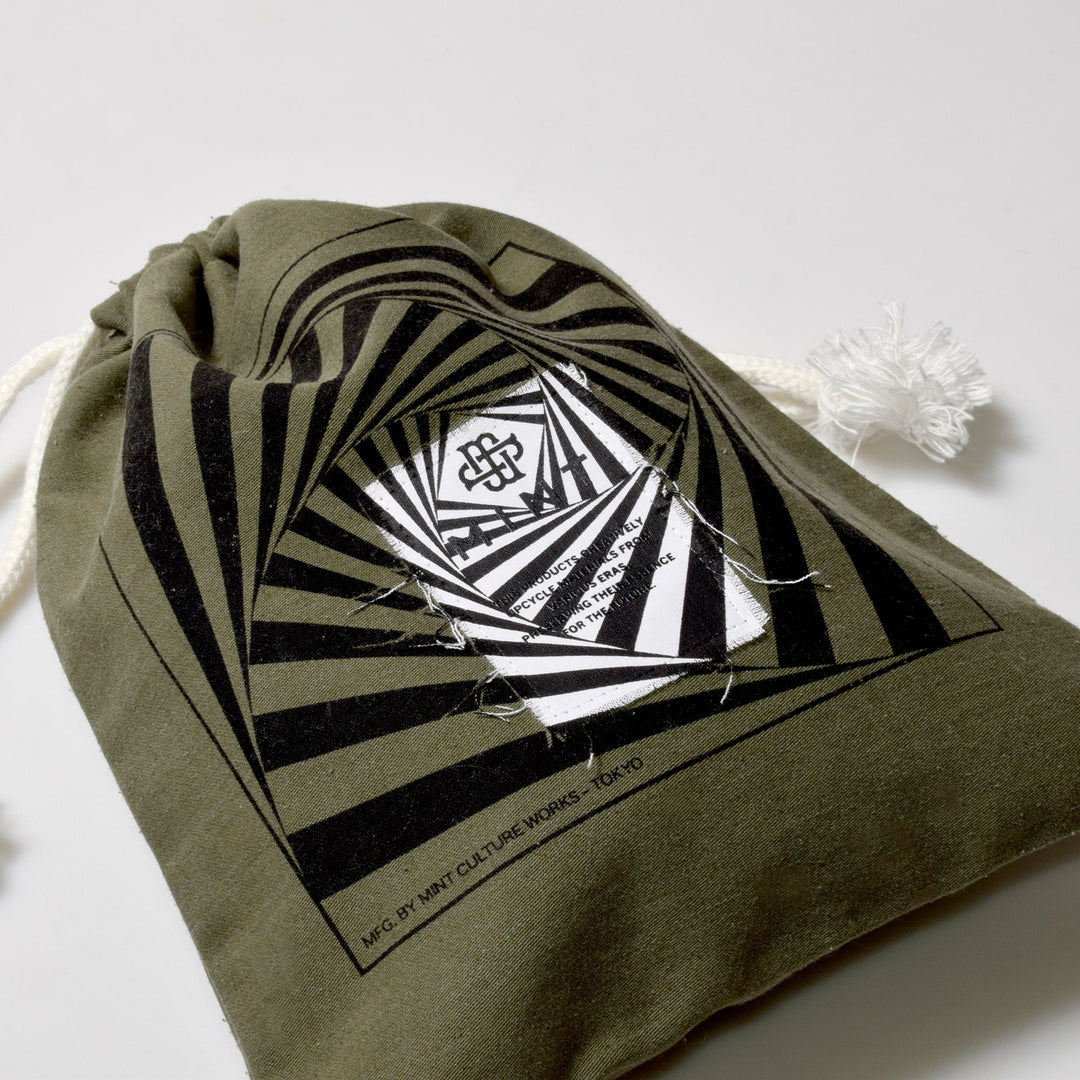 【黒】グラフィックプリント ミリタリー / 巾着ポーチ / MINT Upcycled