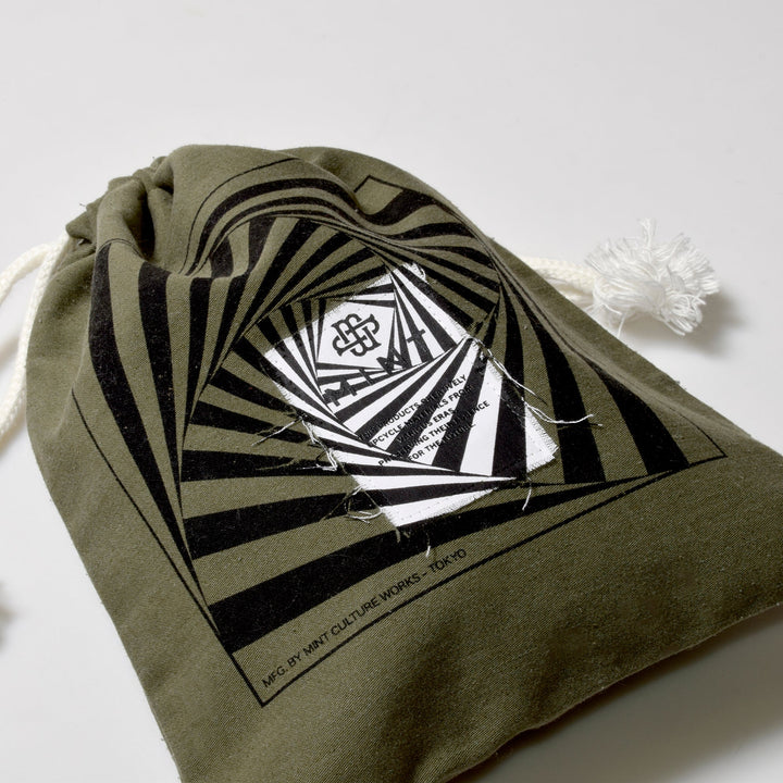 【黒】グラフィックプリント ミリタリー / 巾着ポーチ / MINT Upcycled