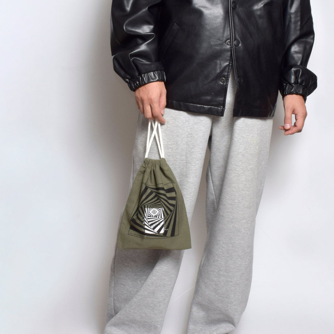 【黒】グラフィックプリント ミリタリー / 巾着ポーチ / MINT Upcycled