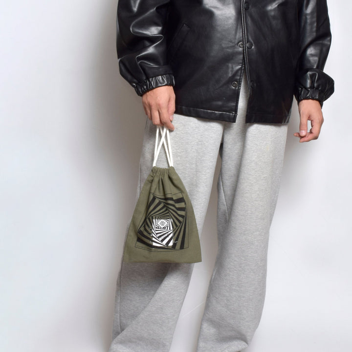 【黒】グラフィックプリント ミリタリー / 巾着ポーチ / MINT Upcycled