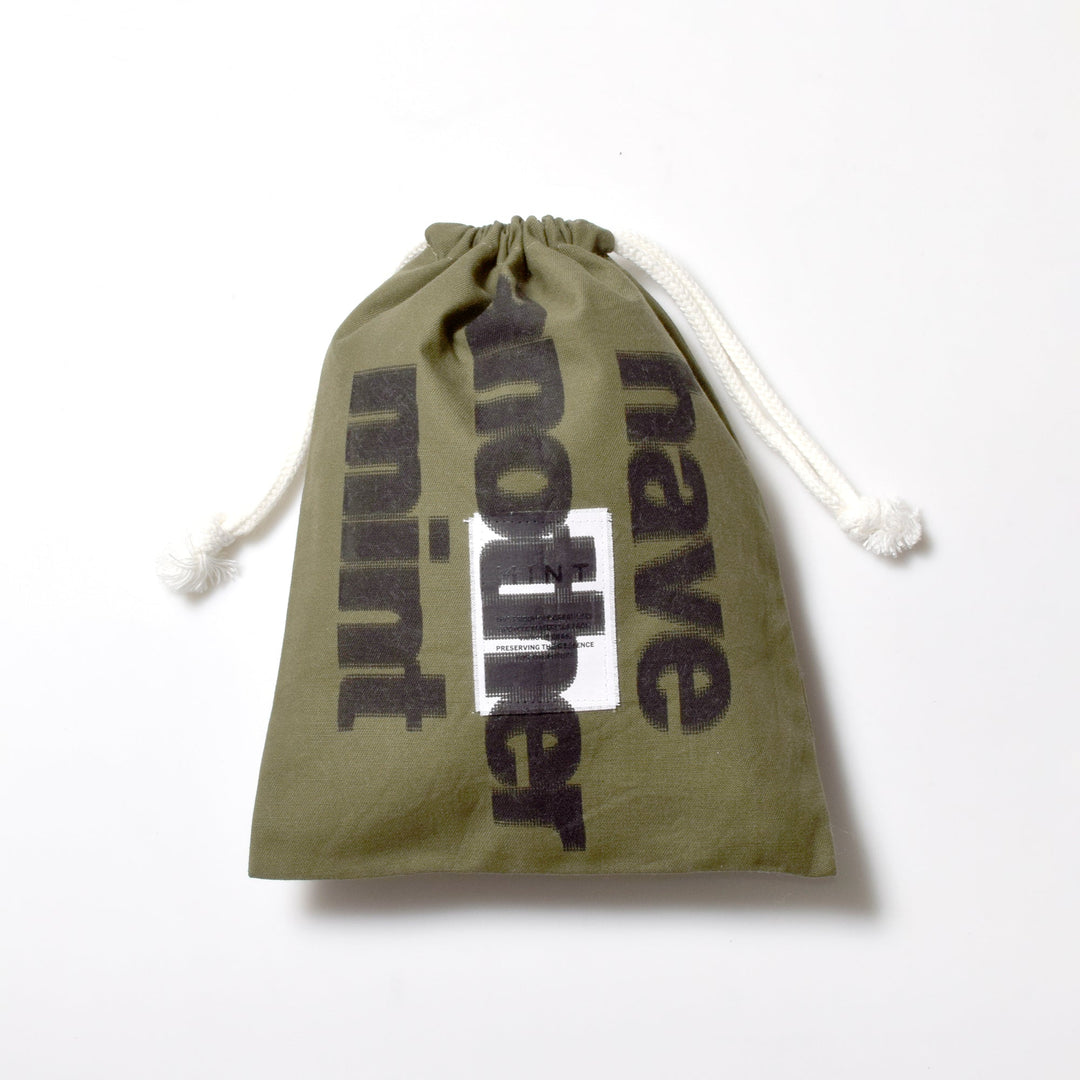 ミリタリー巾着ポーチ｜オリーブのヴィンテージ生地とロゴフロントラベル