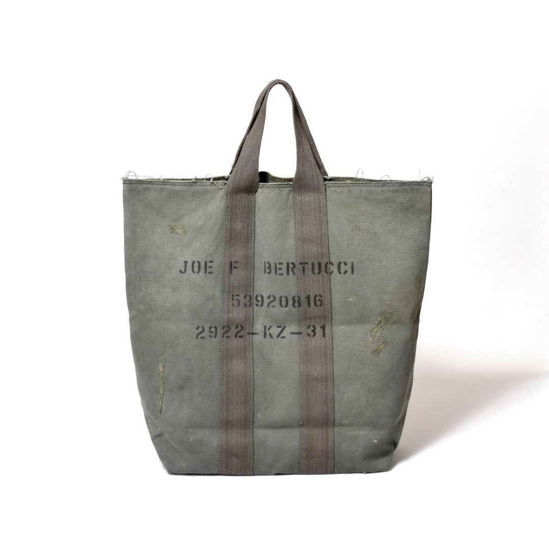 1980s USAF“FLYERS KIT BAG”生地を再構築したトートの正面。ステンシル文字とダブルテープが印象的な表情。