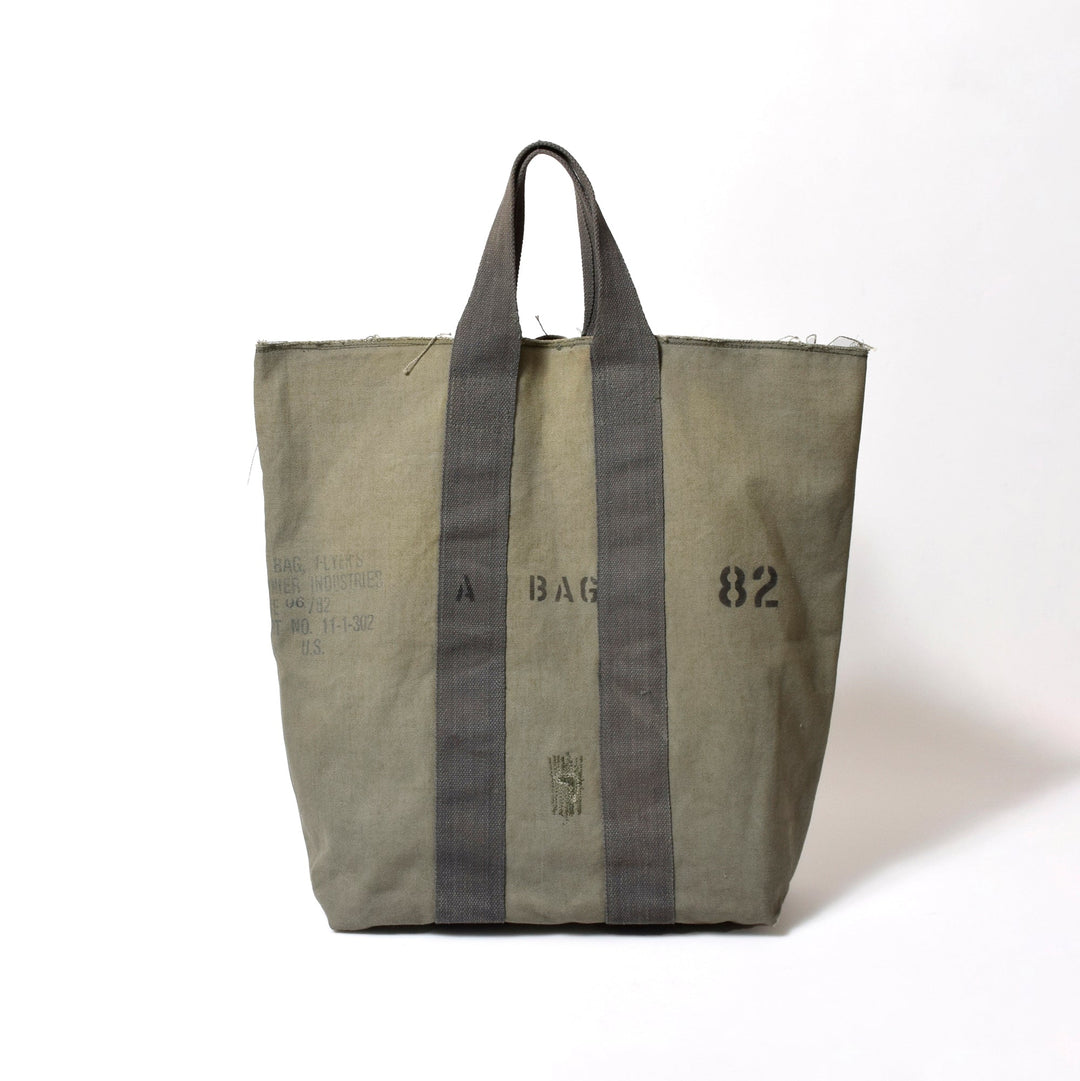 1980s USAF“FLYERS KIT BAG”生地を再構築したトートの正面。ステンシル文字とダブルテープが印象的な表情。