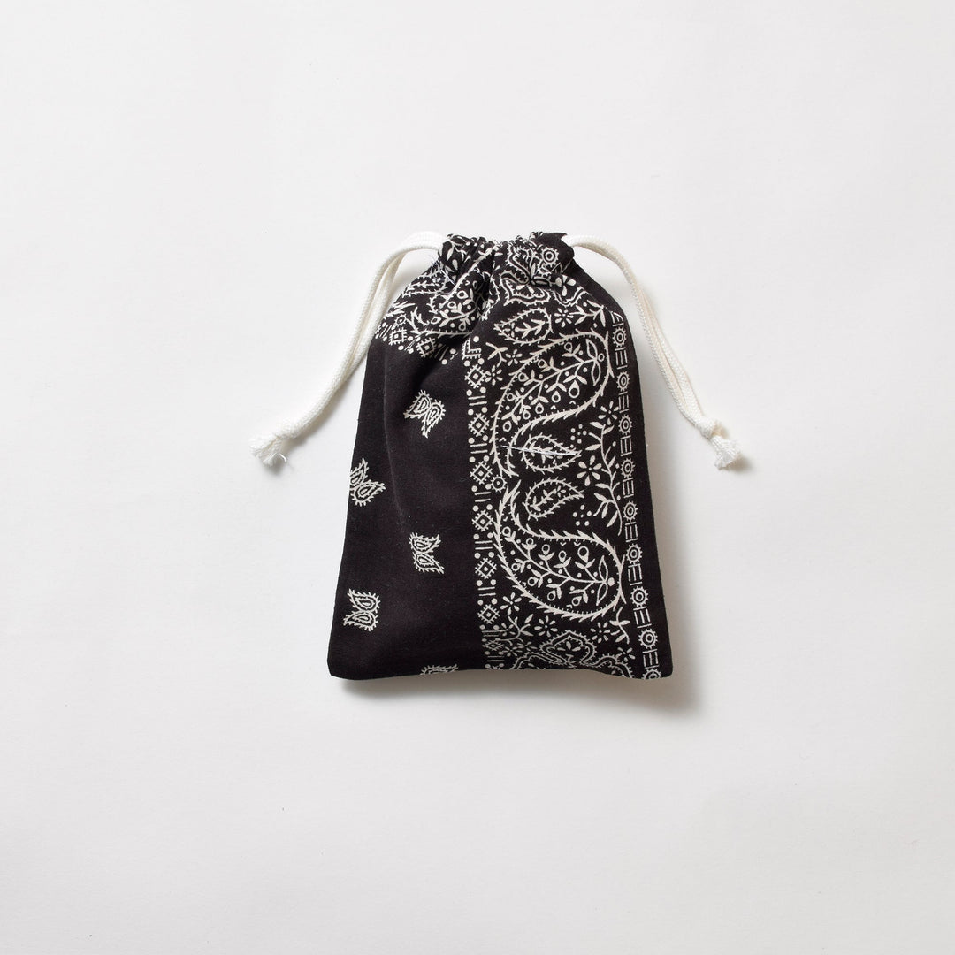 ヴィンテージバンダナ 巾着ポーチ Sサイズ（黒） / MINT Upcycled