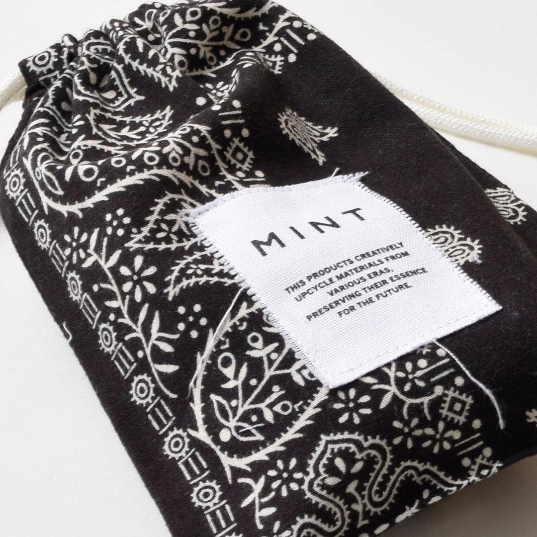 ヴィンテージバンダナ 巾着ポーチ Sサイズ（黒） / MINT Upcycled