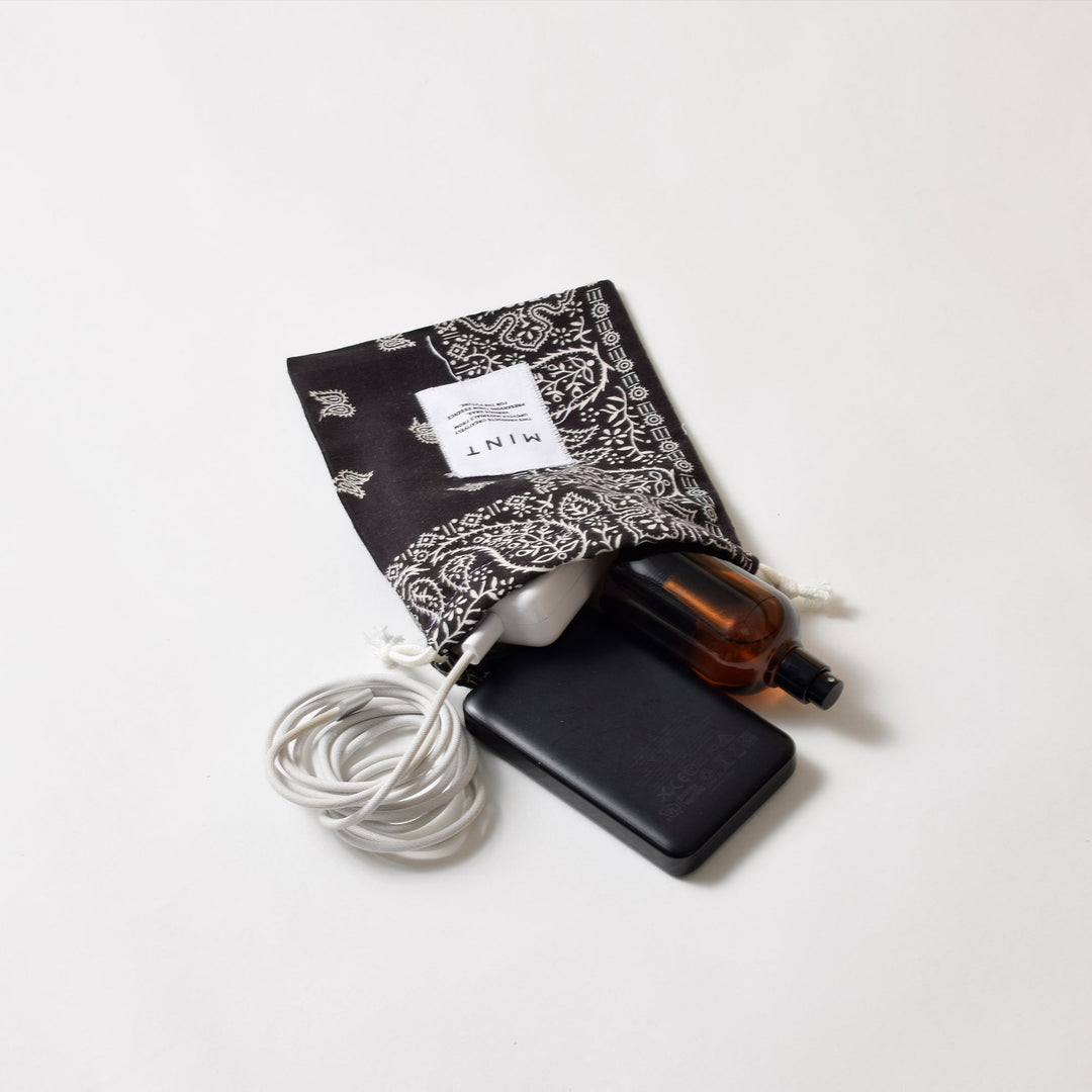 ヴィンテージバンダナ 巾着ポーチ Sサイズ（黒） / MINT Upcycled