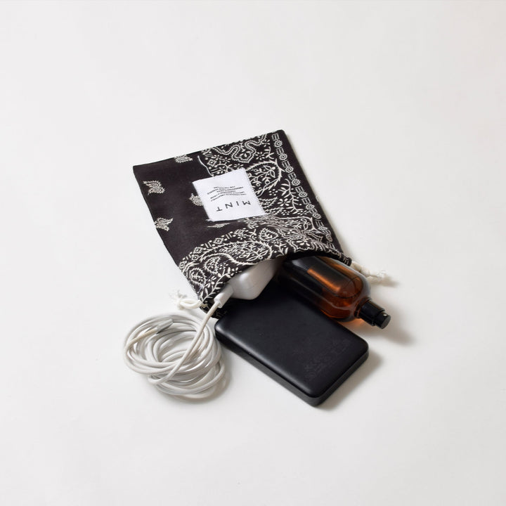 ヴィンテージバンダナ 巾着ポーチ Sサイズ（黒） / MINT Upcycled