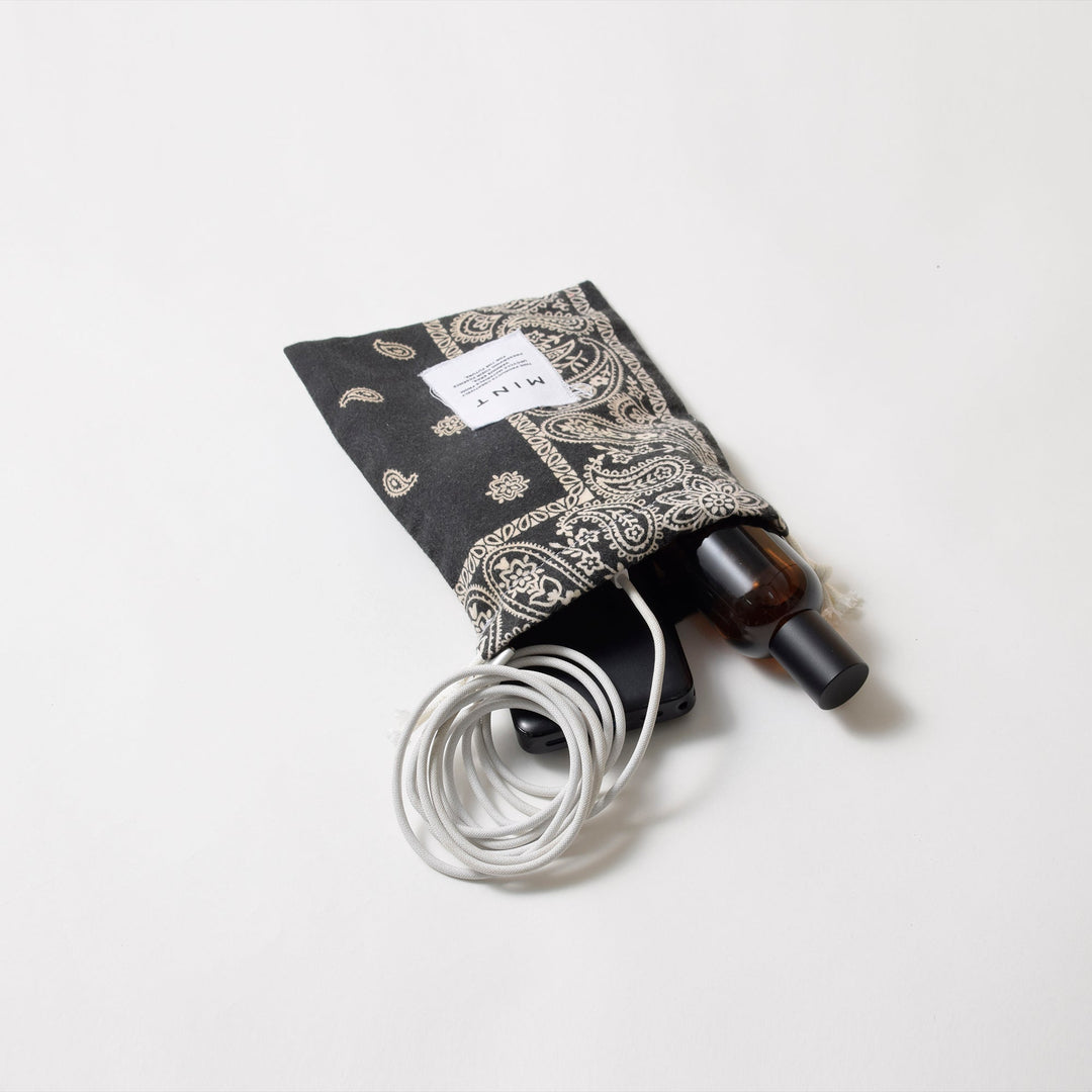 ヴィンテージバンダナ 巾着ポーチ Sサイズ（黒） / MINT Upcycled