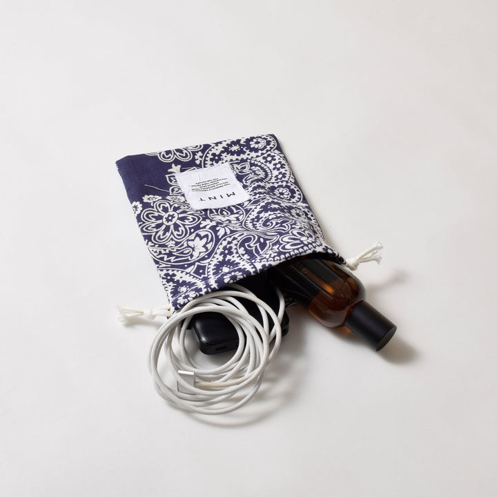 ヴィンテージバンダナ 巾着ポーチ Sサイズ（ネイビー） / MINT Upcycled