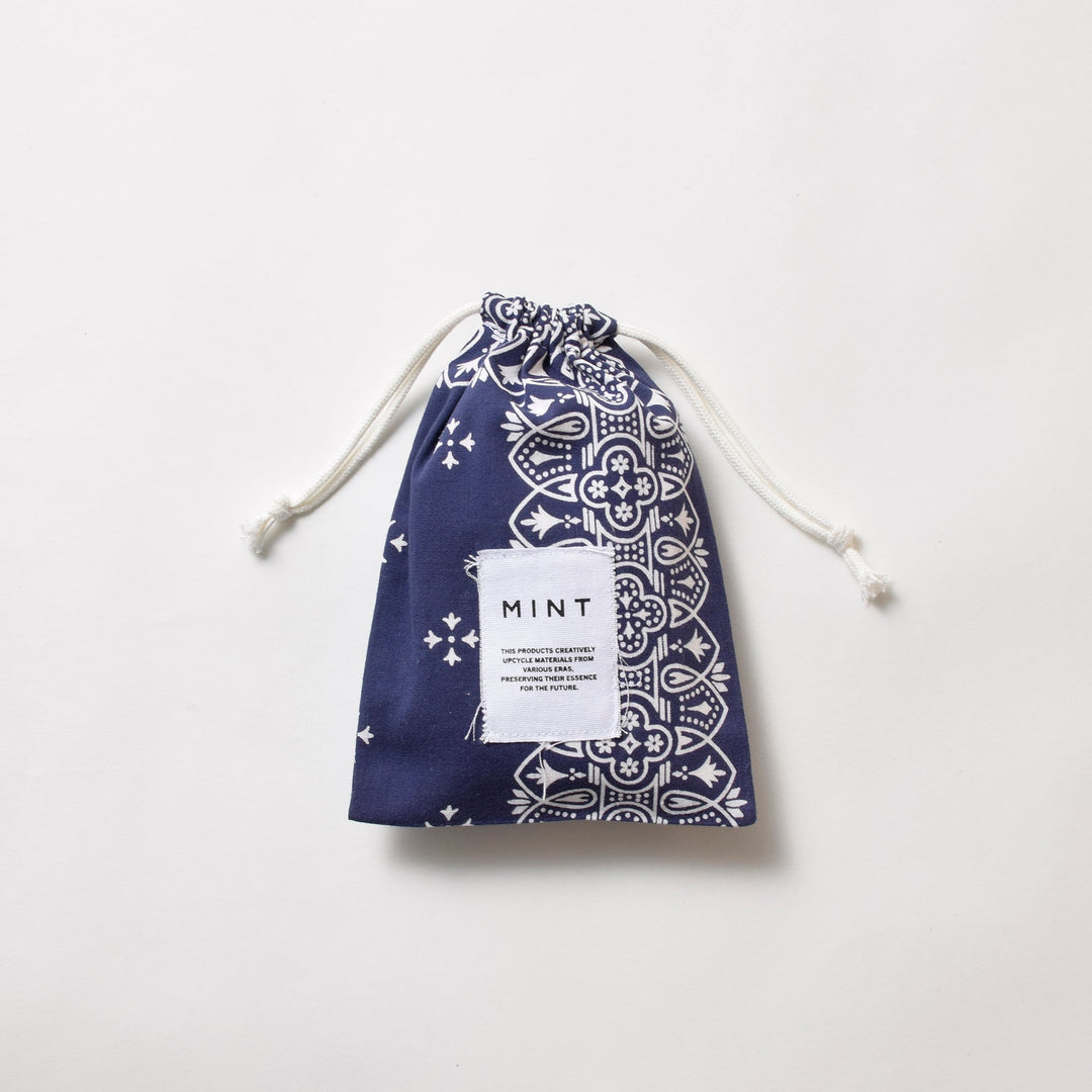 ヴィンテージバンダナ 巾着ポーチ Sサイズ（ネイビー） / MINT Upcycled