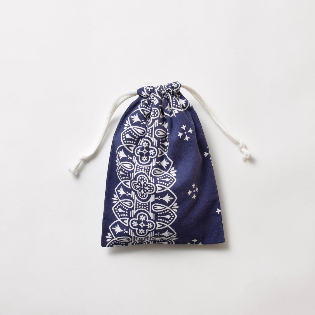 ヴィンテージバンダナ 巾着ポーチ Sサイズ（ネイビー） / MINT Upcycled