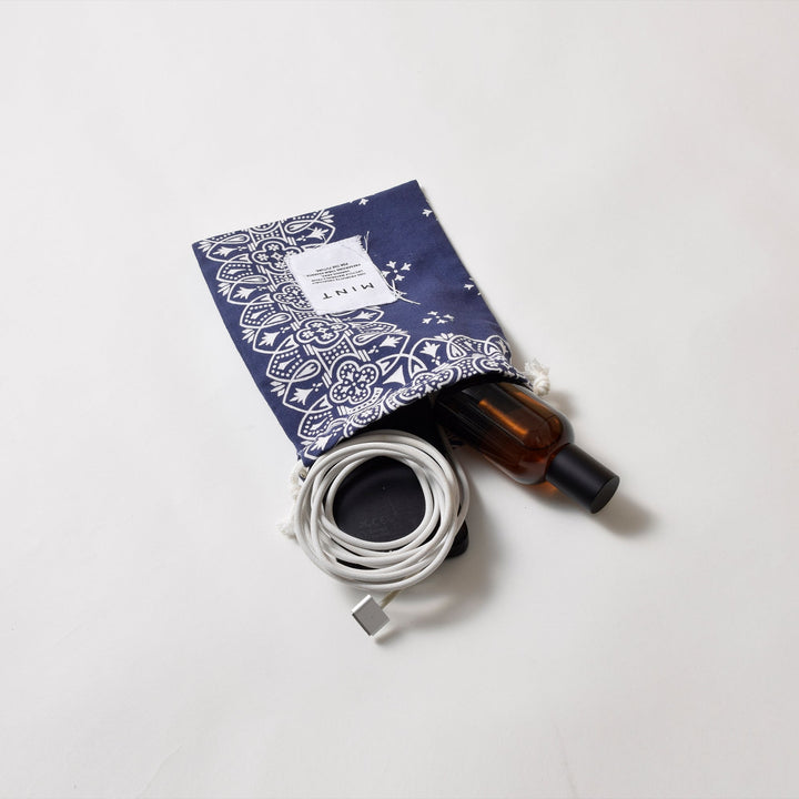 ヴィンテージバンダナ 巾着ポーチ Sサイズ（ネイビー） / MINT Upcycled