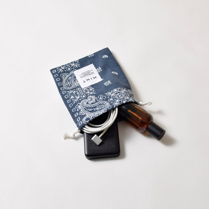 ヴィンテージバンダナ 巾着ポーチ Sサイズ（ネイビー） / MINT Upcycled